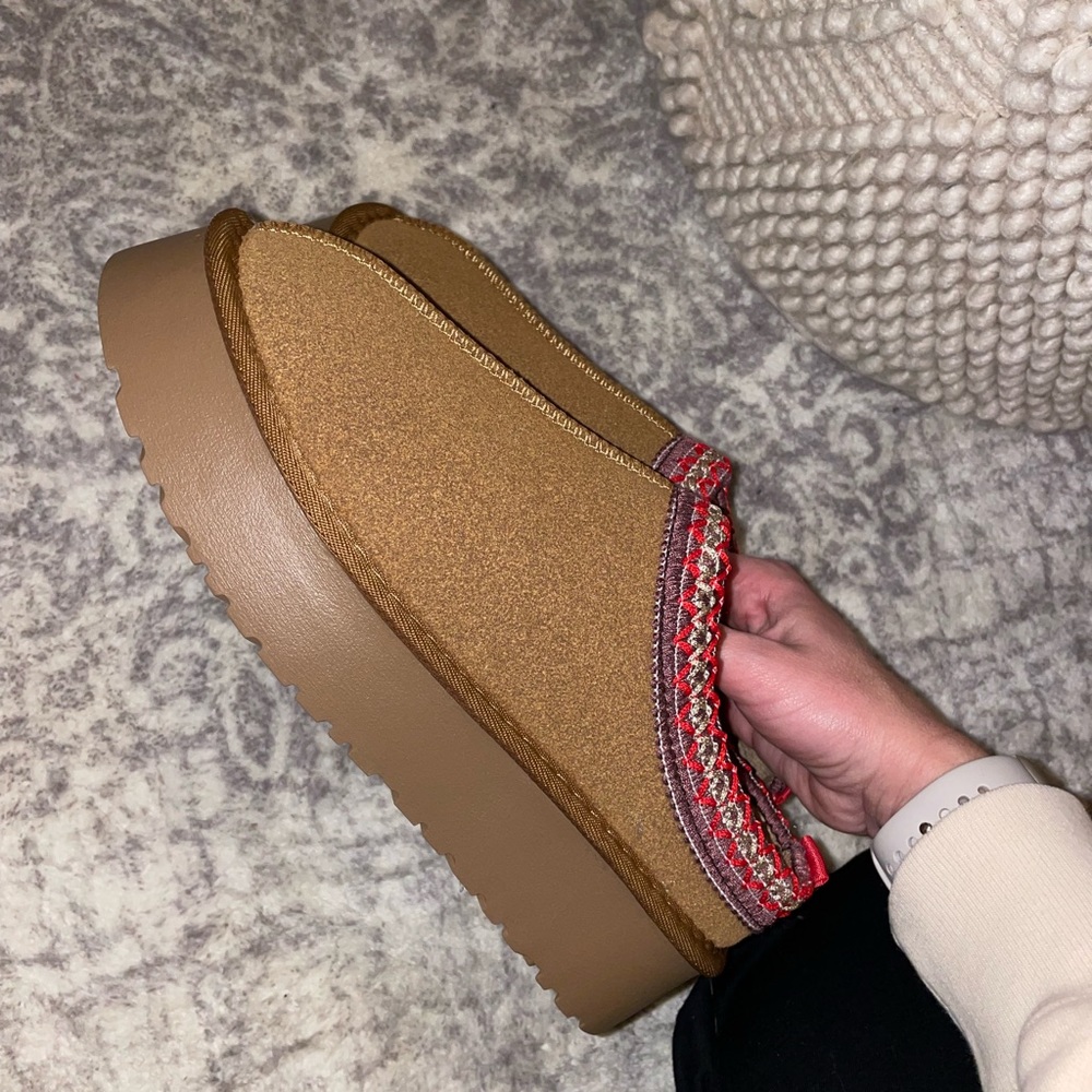 BRAND NEW Chesnut platform fuzzy slipper size 9 womens